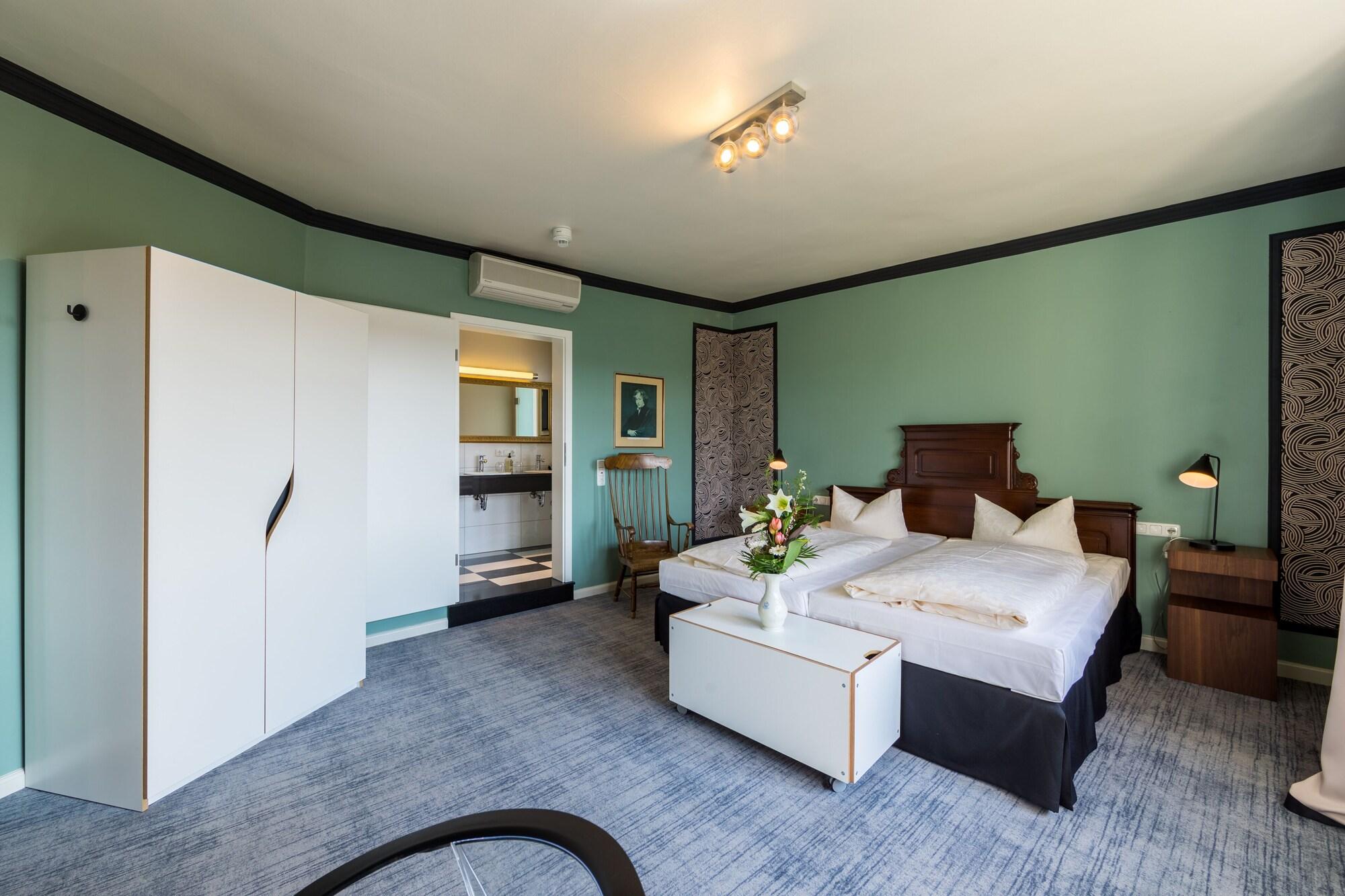Hotel Historik Goldener Hirsch Rothenburg 3*